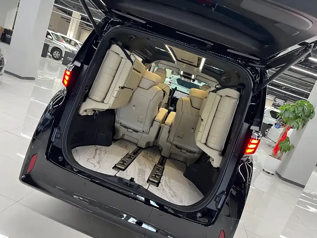 Toyota Alphard — фото 4
