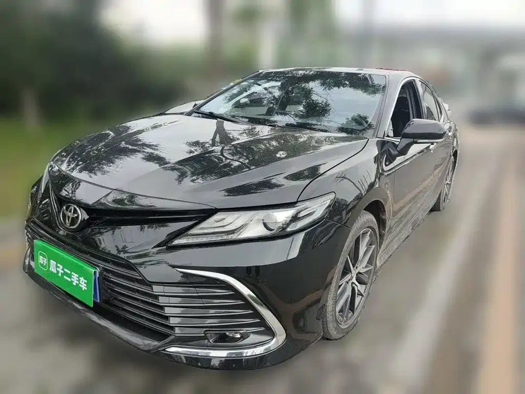 Toyota Camry — фото 1