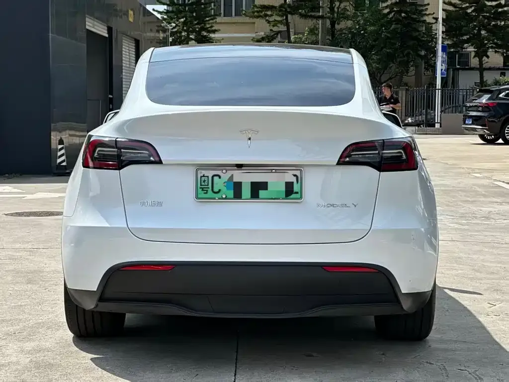 Tesla Model Y — фото 5