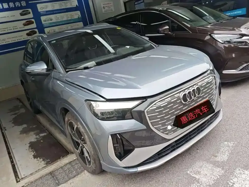 Audi Q4 e-tron — фото 1
