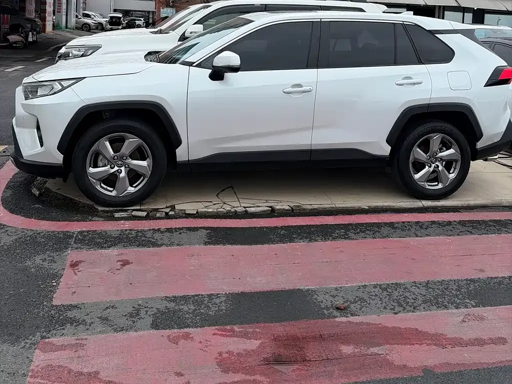 Toyota RAV4 — фото 5