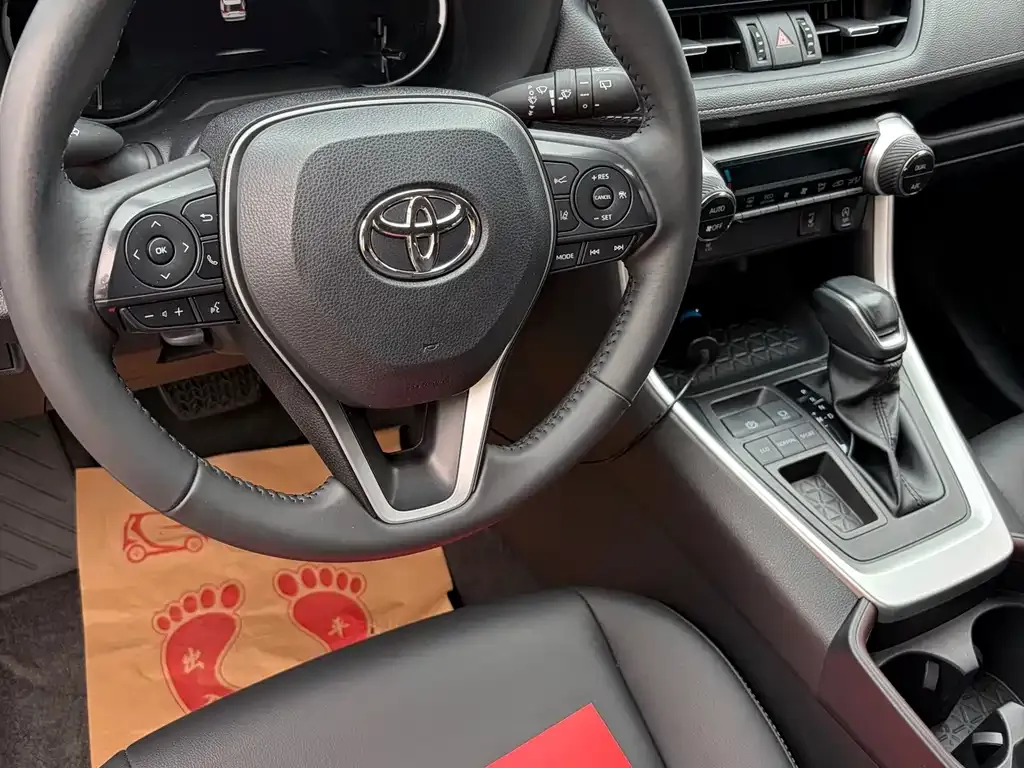 Toyota RAV4 — фото 6