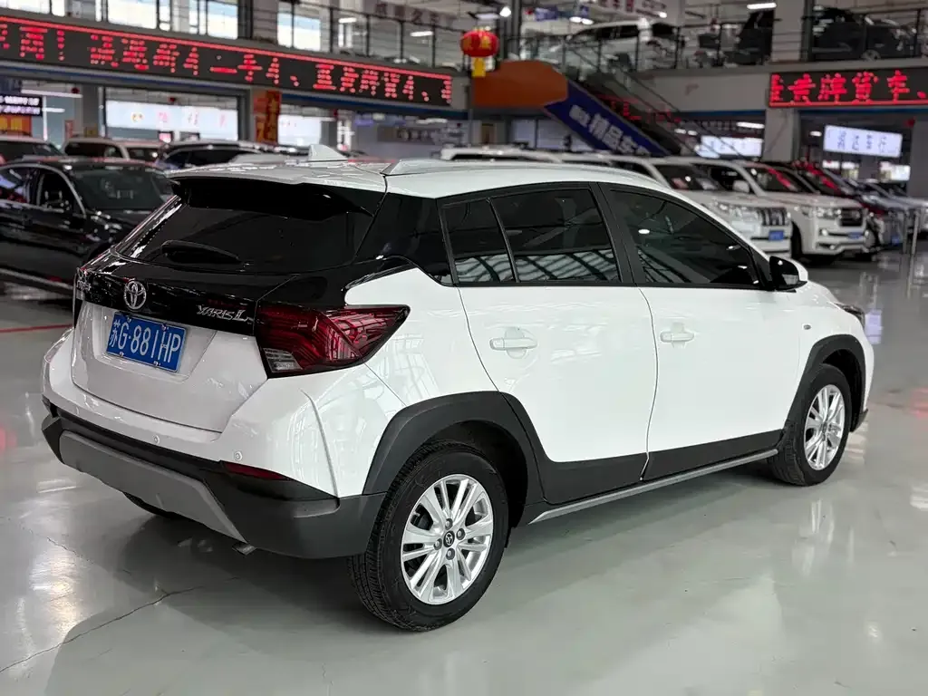 Toyota Yaris L — фото 3