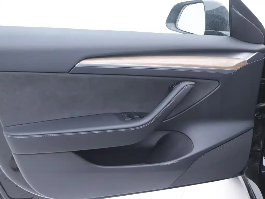 Tesla Model 3 — фото 10