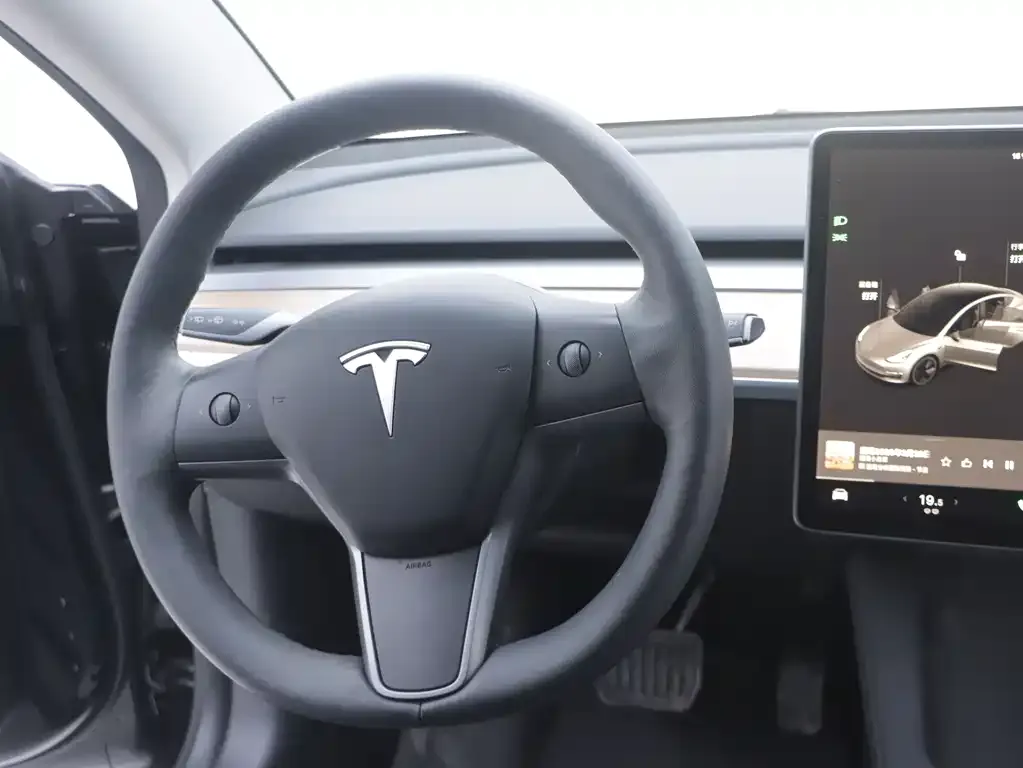 Tesla Model 3 — фото 3
