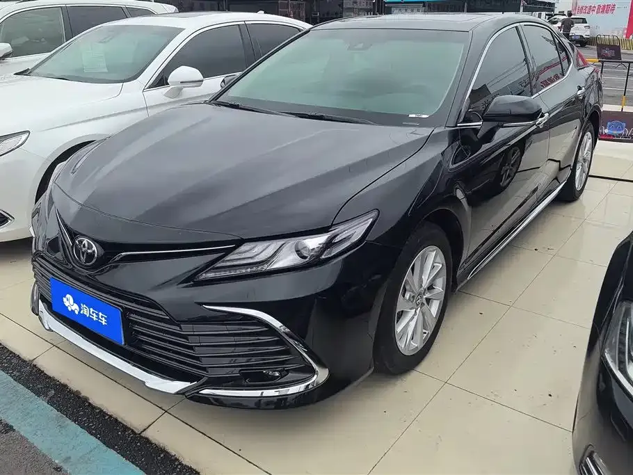 Toyota Camry — фото 1