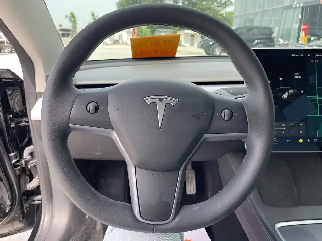 Tesla Model 3 — фото 10