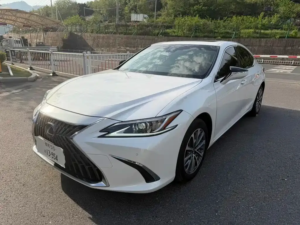 Lexus ES — фото 1