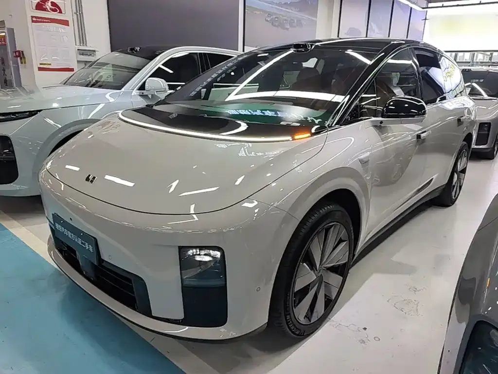 Li Auto i8 — фото 1