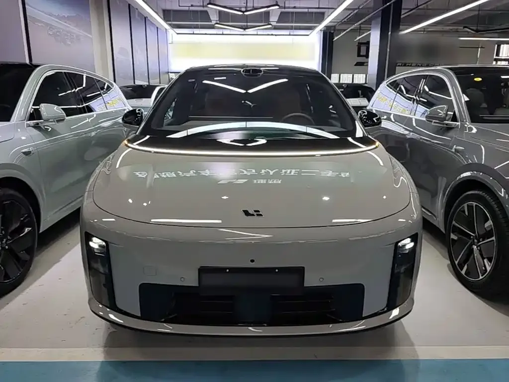 Li Auto i8 — фото 4