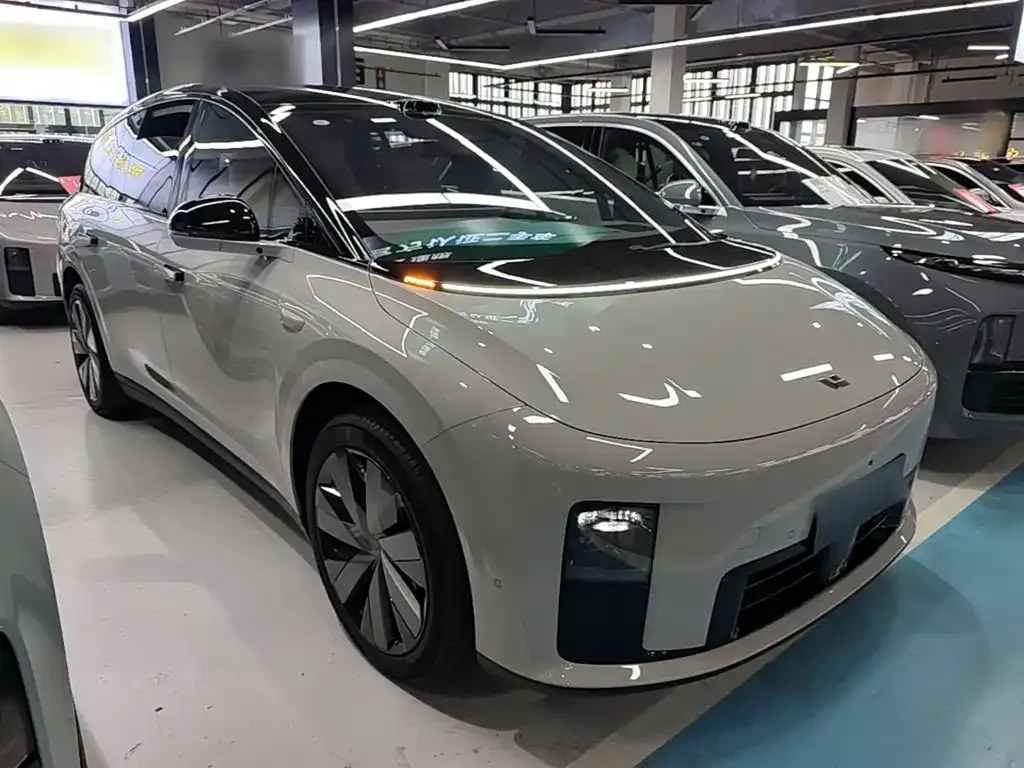 Li Auto i8 — фото 10