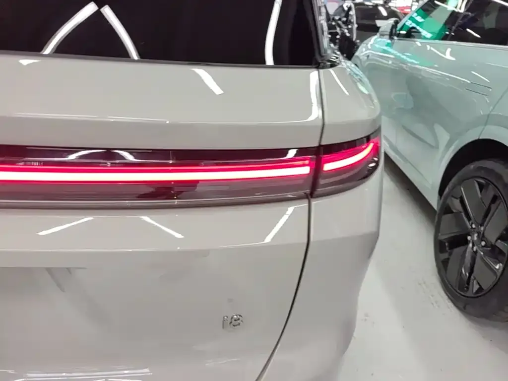 Li Auto i8 — фото 2