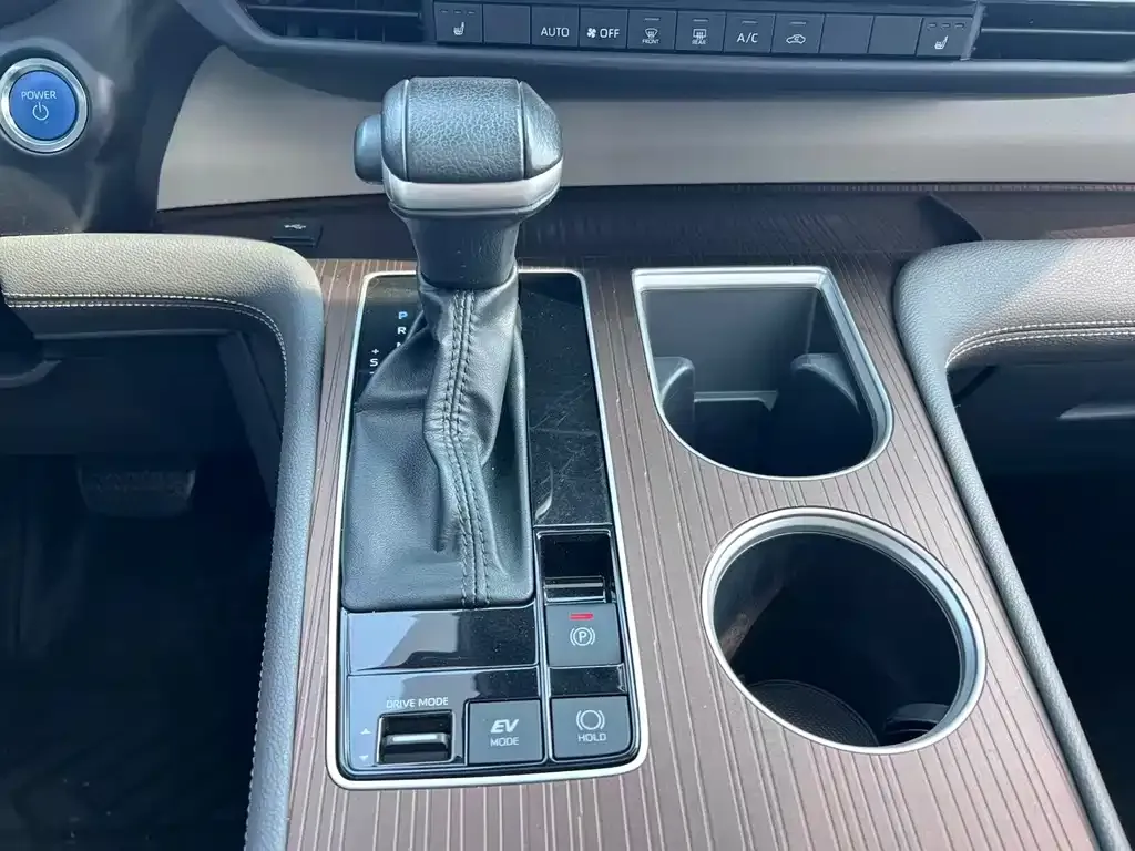 Toyota Granvia — фото 5