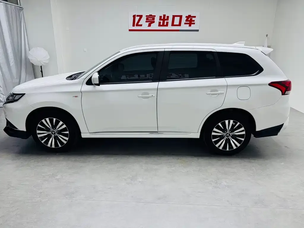Mitsubishi Outlander — фото 3