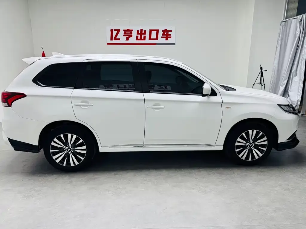 Mitsubishi Outlander — фото 2