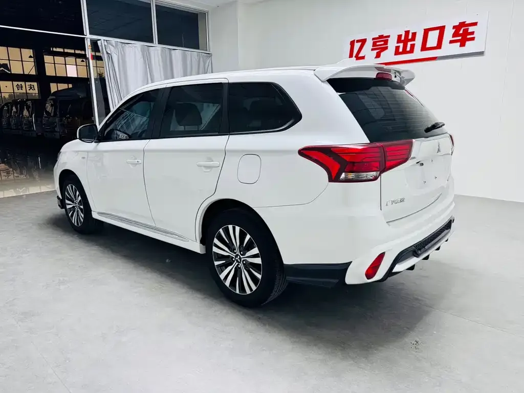 Mitsubishi Outlander — фото 5
