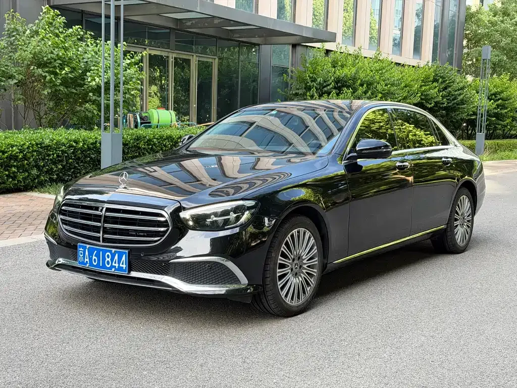 Mercedes-Benz E-Class — фото 1