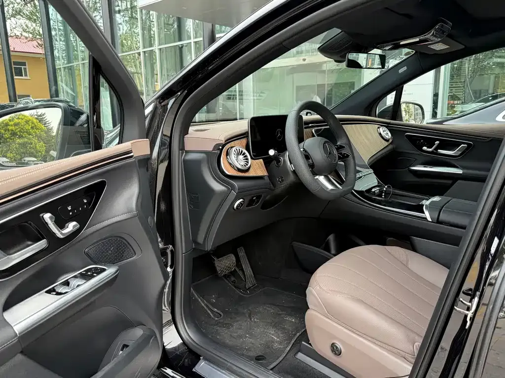 Mercedes-Benz EQE SUV — фото 4