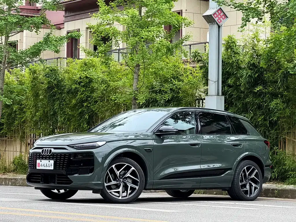 Audi Q6L e-tron — фото 1