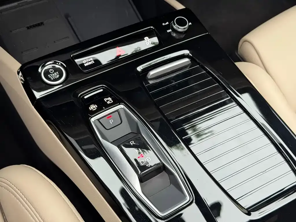 Audi Q6L e-tron — фото 4