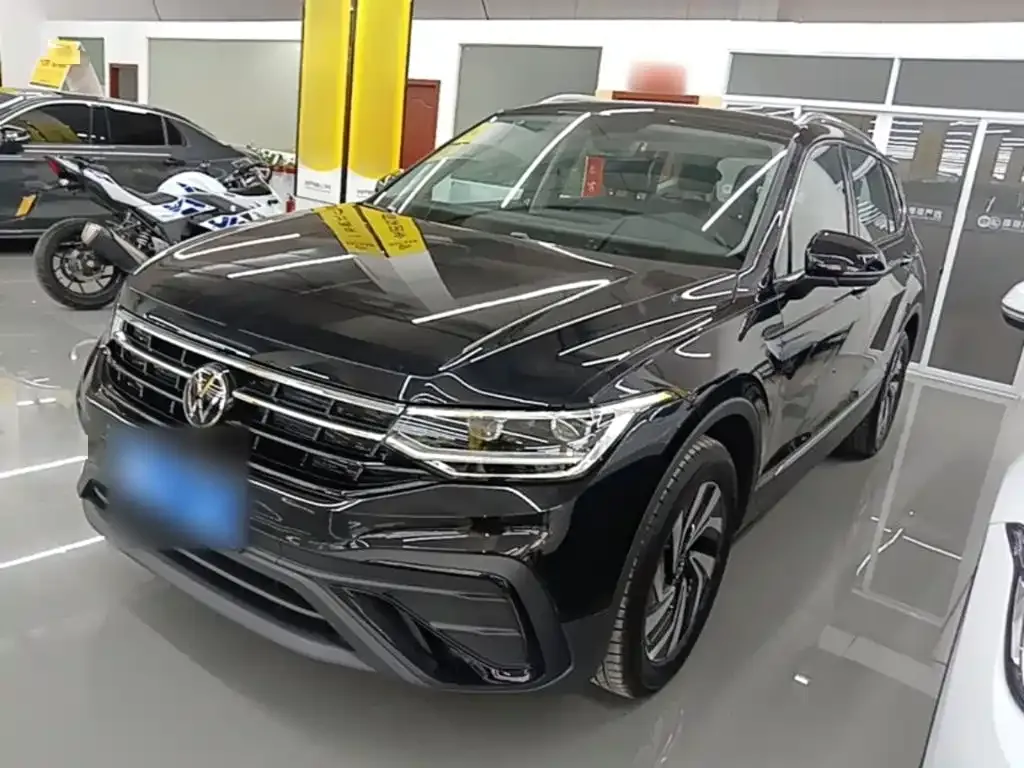 Volkswagen Tiguan L — фото 1