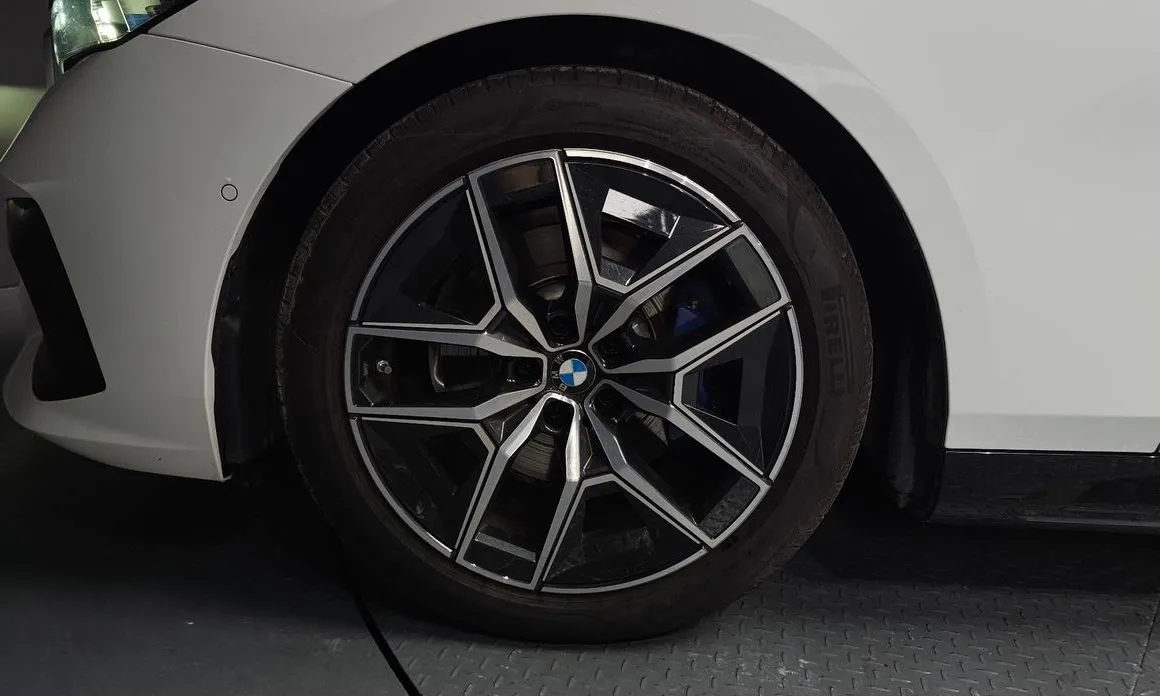 BMW 5-Series 2025 из KR, фото 2