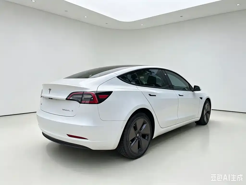 Tesla Model 3 — фото 7