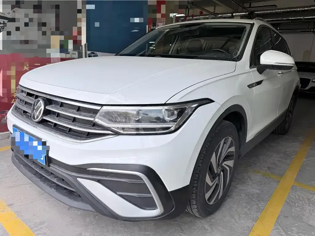 Volkswagen Tiguan L — фото 1