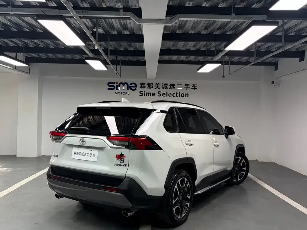 Toyota RAV4 — фото 7