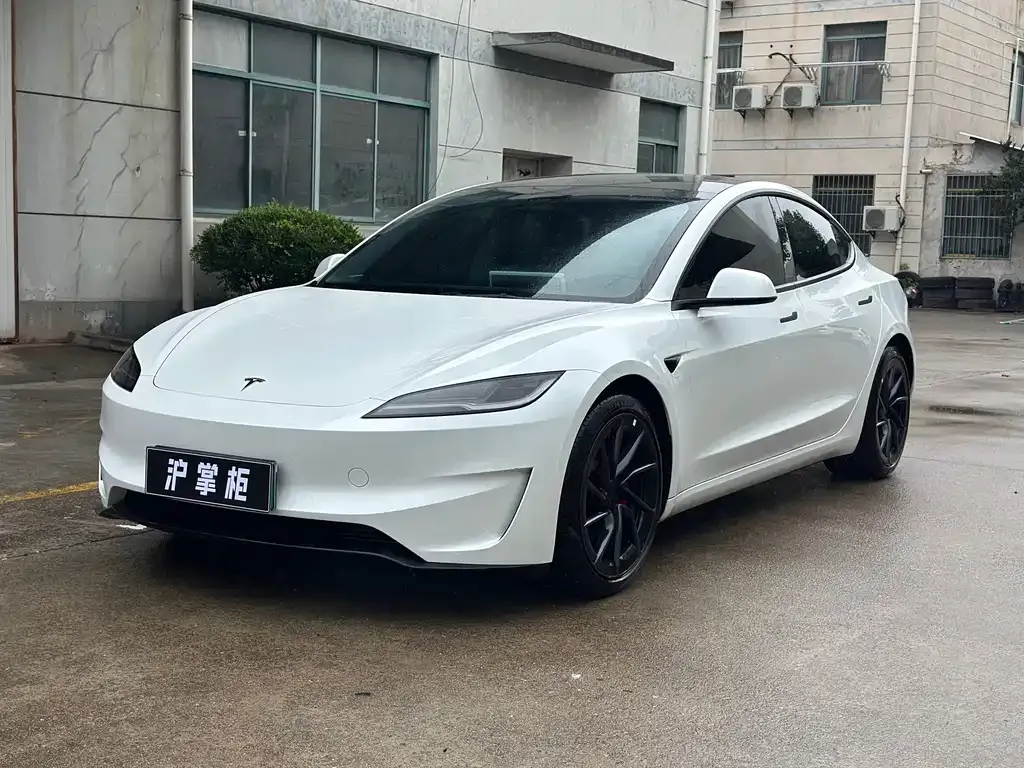 Tesla Model 3 — фото 1