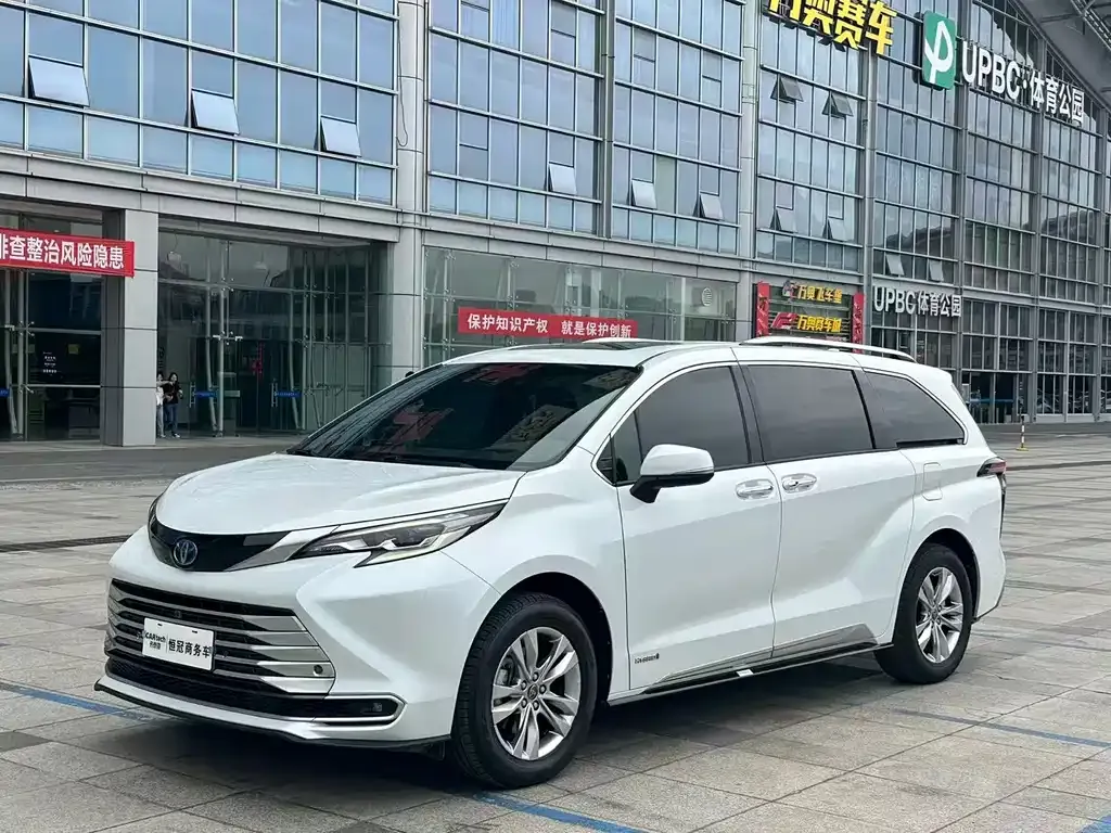 Toyota Sienna — фото 1