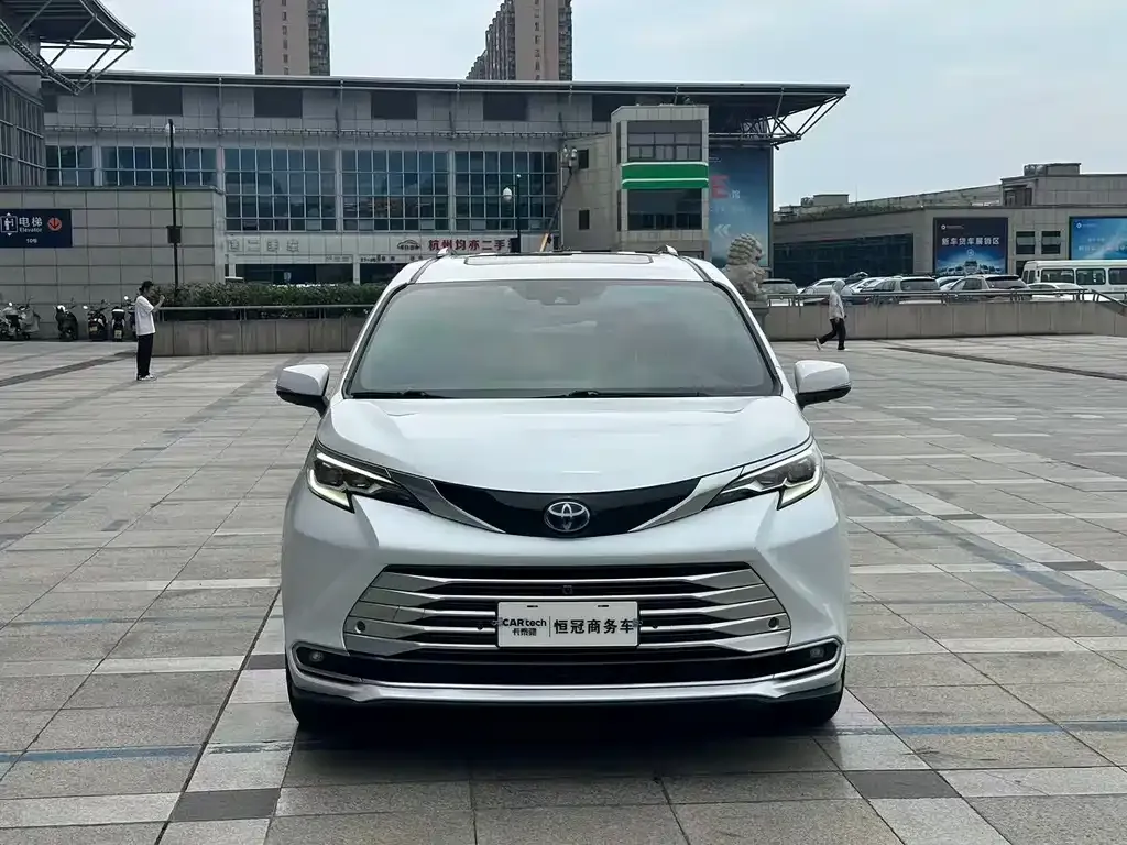 Toyota Sienna — фото 4