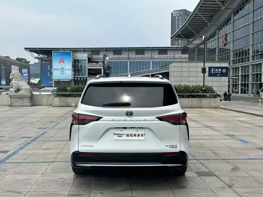 Toyota Sienna — фото 2