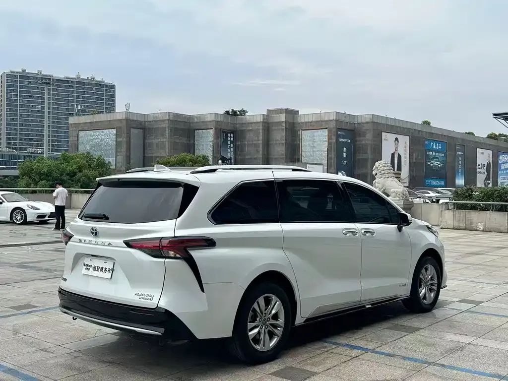 Toyota Sienna — фото 10