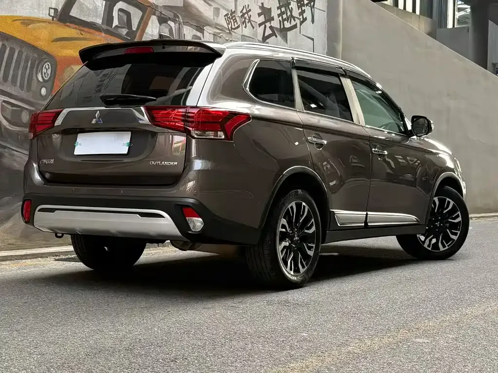 Mitsubishi Outlander — фото 7