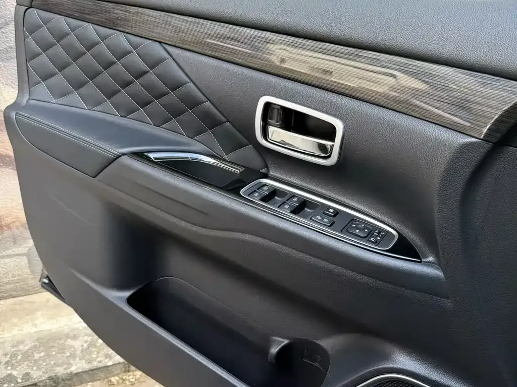 Mitsubishi Outlander — фото 2