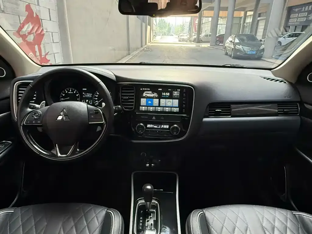Mitsubishi Outlander — фото 4