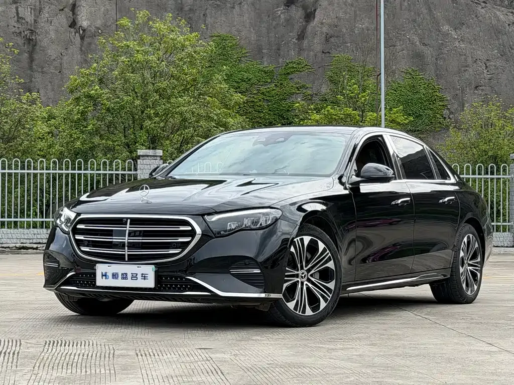Mercedes-Benz E-Class — фото 1