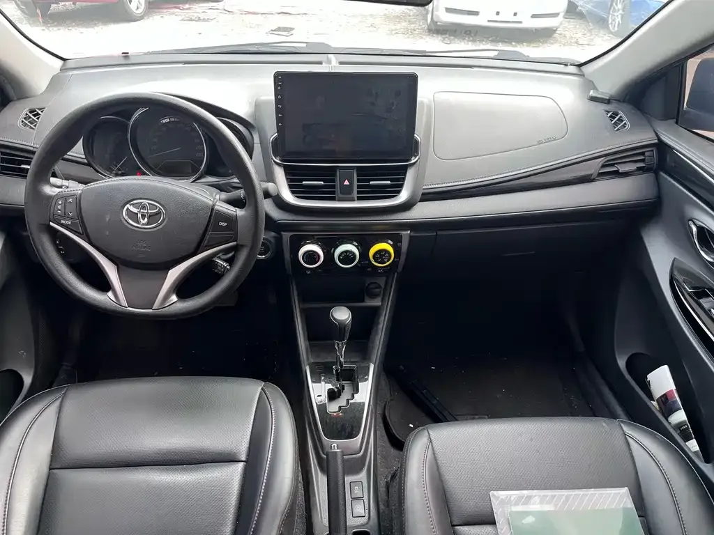 Toyota Yaris L — фото 4