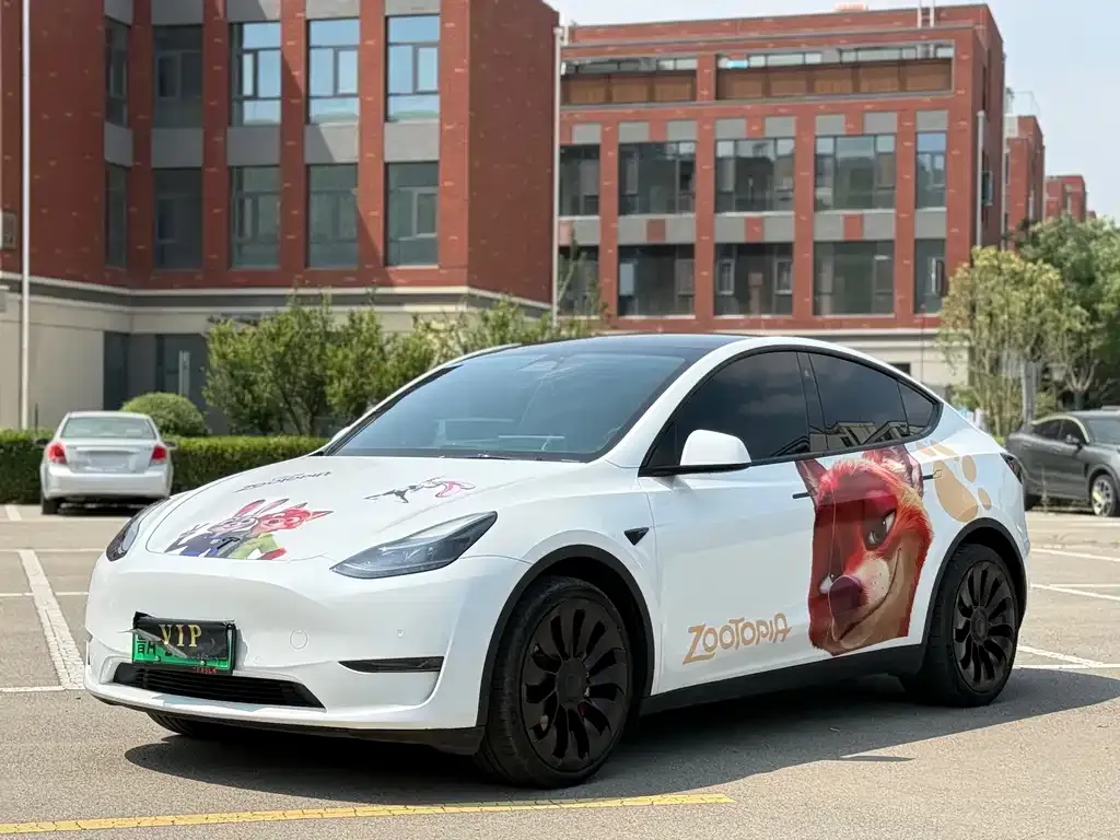 Tesla Model Y — фото 1