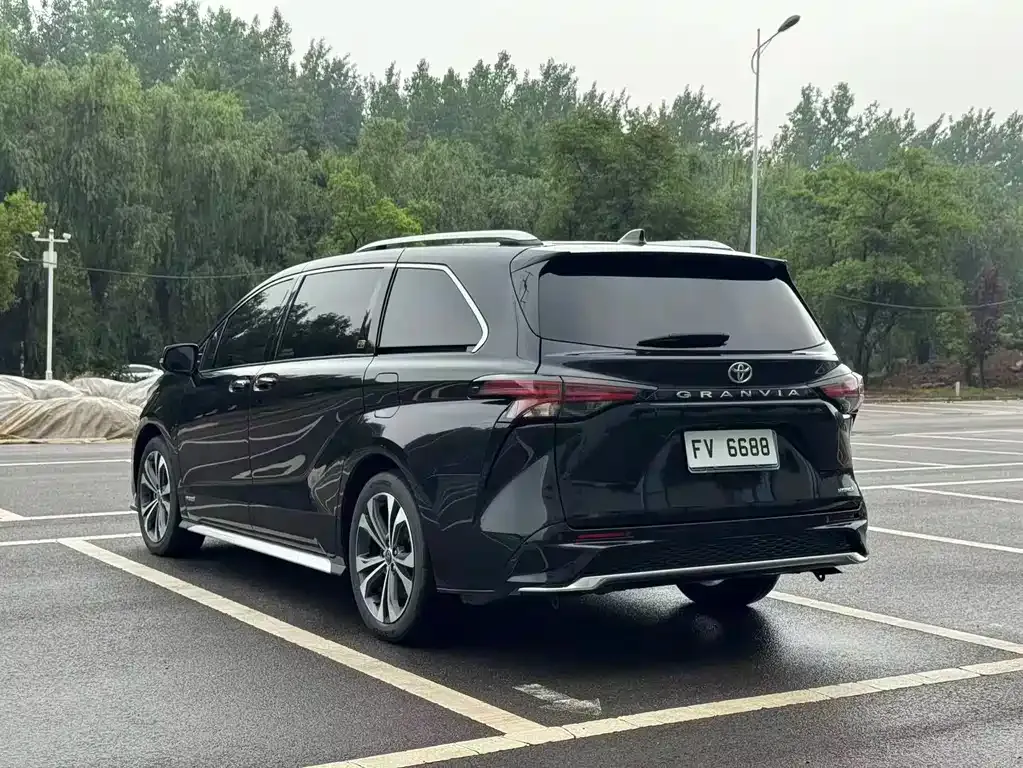 Toyota Granvia — фото 9