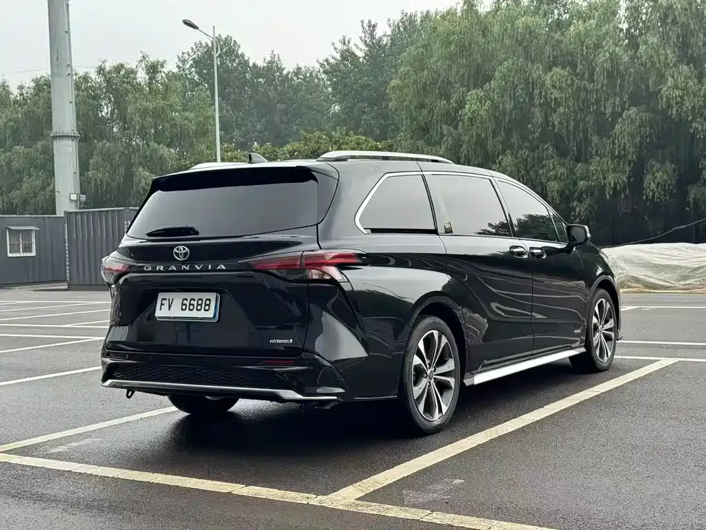 Toyota Granvia — фото 10