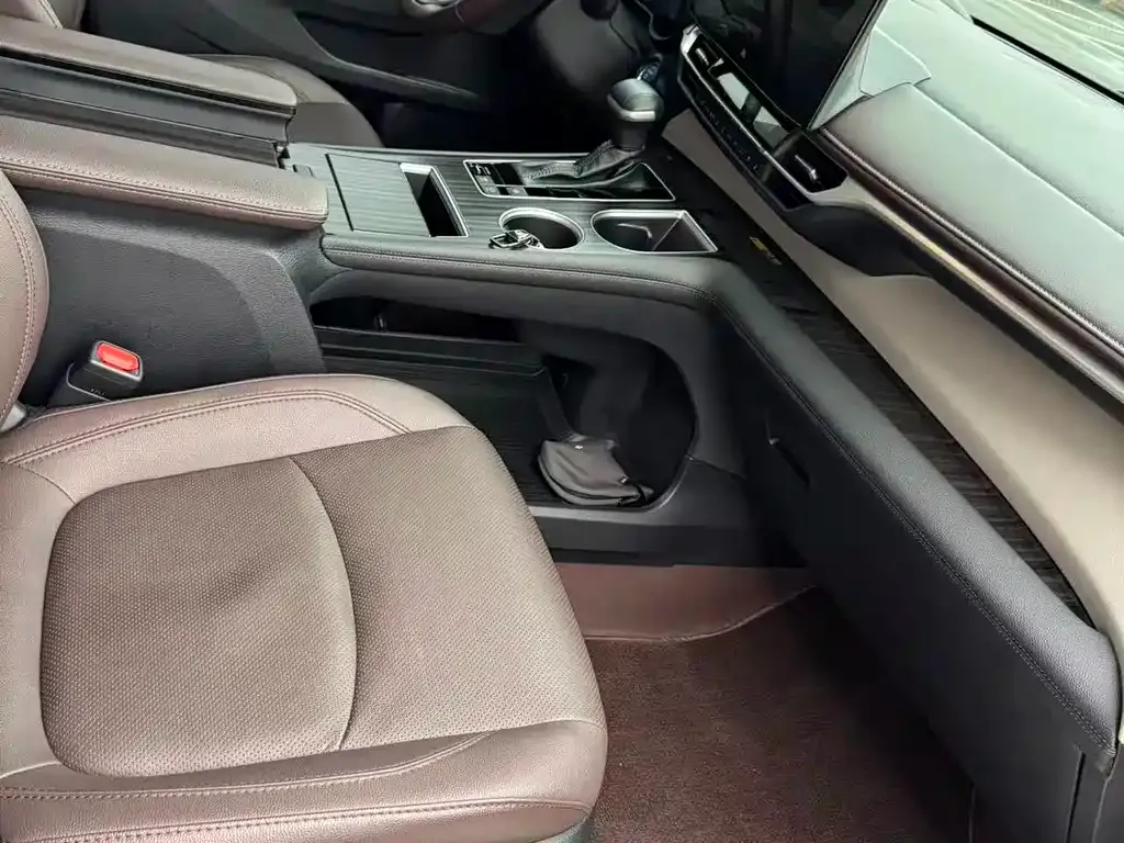 Toyota Granvia — фото 7
