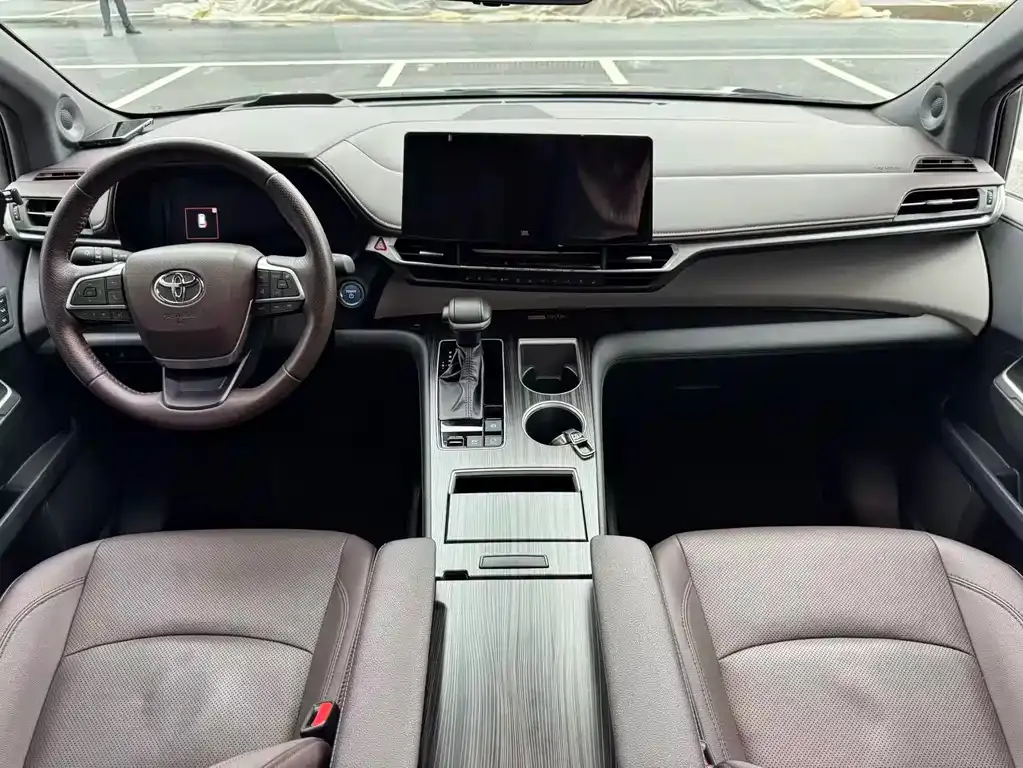 Toyota Granvia — фото 3
