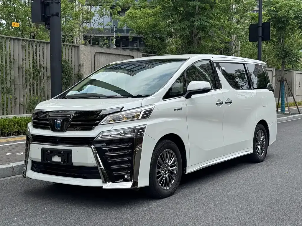 Toyota Vellfire — фото 1
