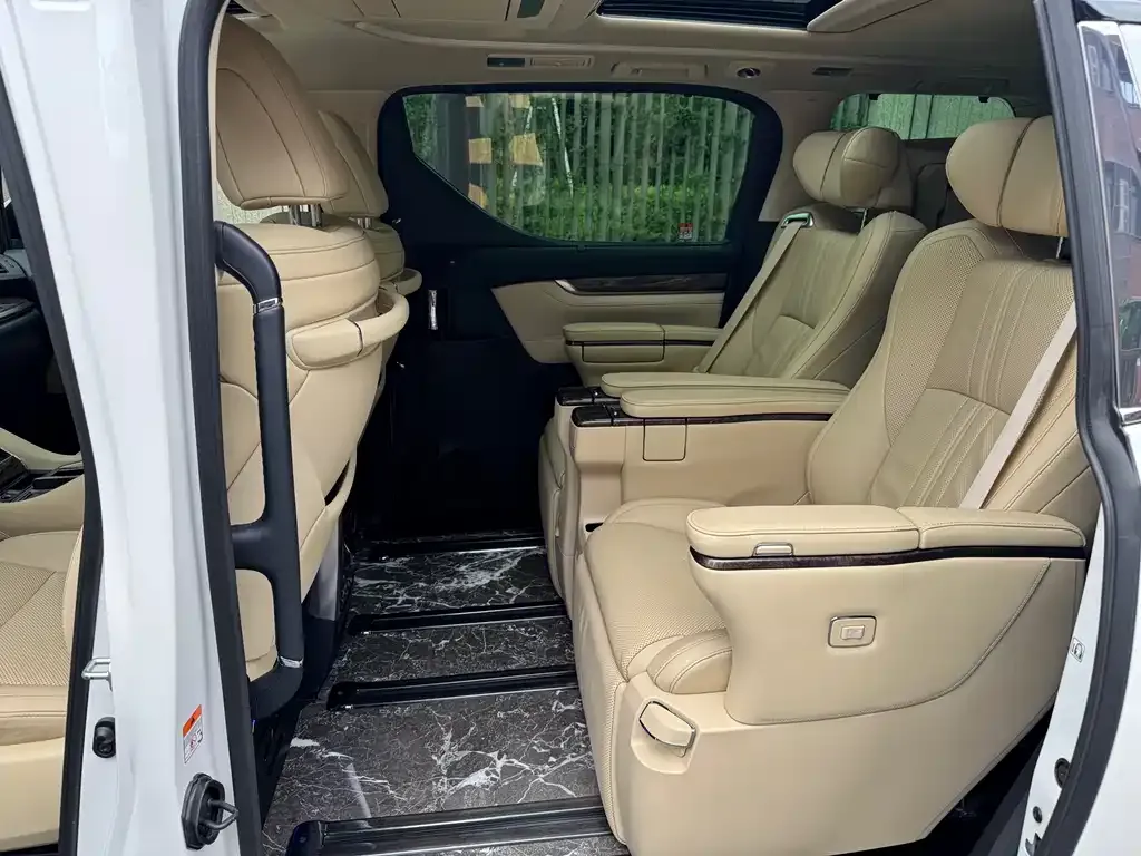 Toyota Vellfire — фото 2