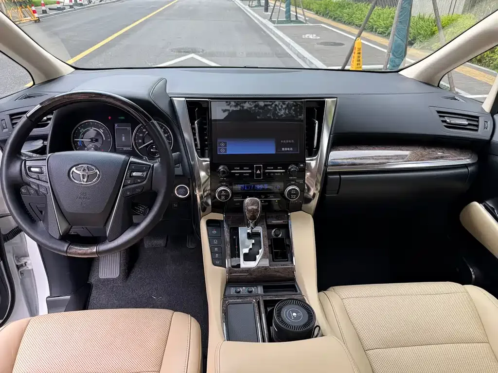Toyota Vellfire — фото 4
