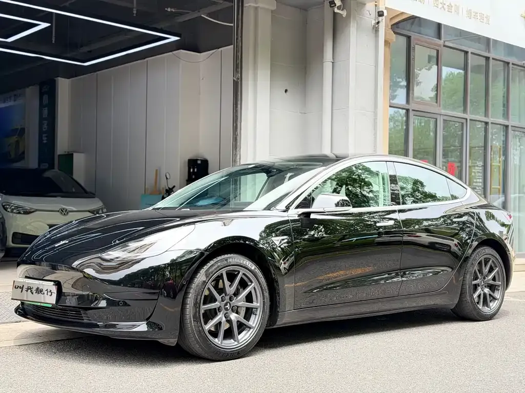 Tesla Model 3 — фото 1