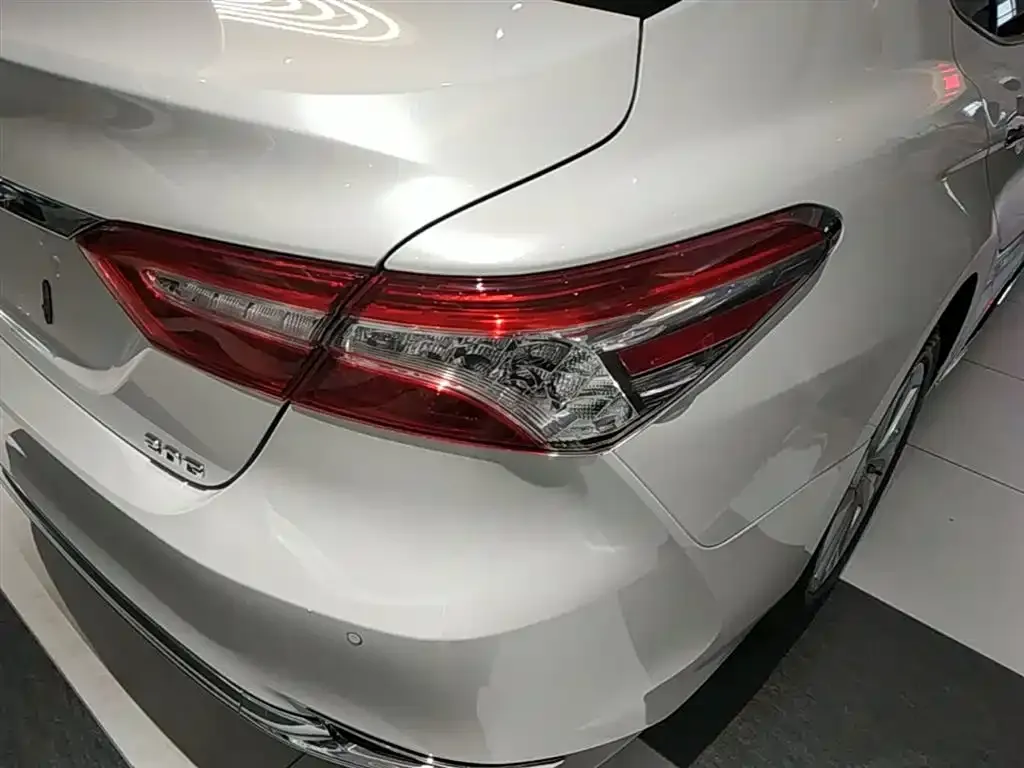 Toyota Camry — фото 2