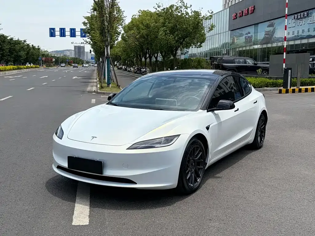 Tesla Model 3 — фото 1